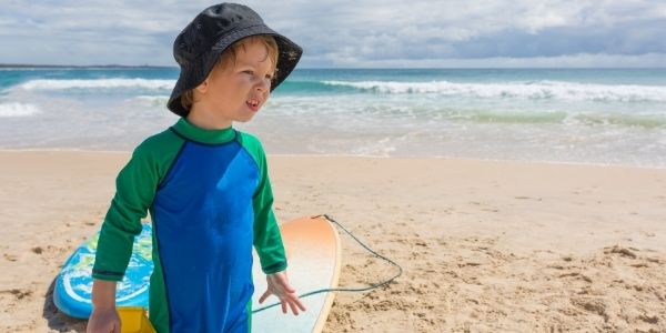 Marcas y fabricantes de camisetas con protección solar para niños